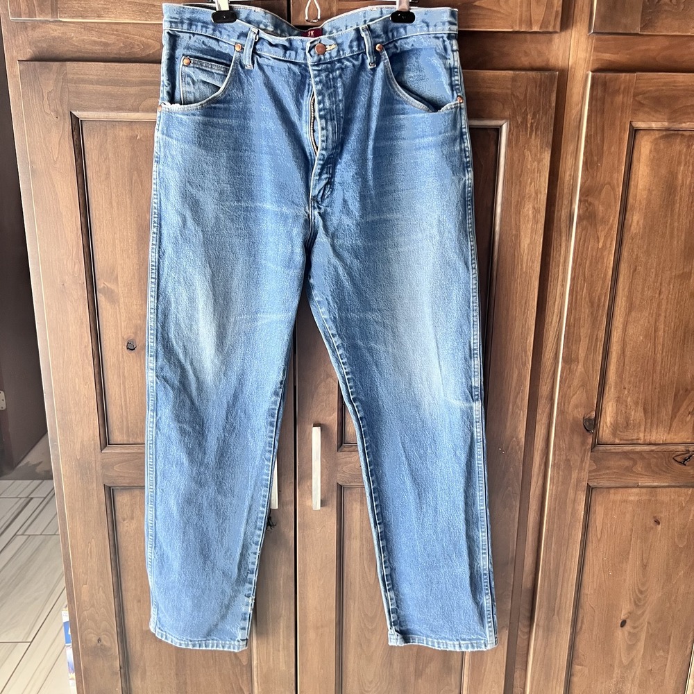 WRANGLER-Mens Jeans 31 Relaxed Size 38x34. 31MWZDN
